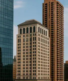 Edificios modernos y torre residencial en ciudad durante el día